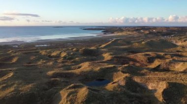 Kiltoorish Körfezi sahili ile Ardara ile Donegal 'deki Portnoo arasındaki Sheskinmore körfezi arasındaki kıyı - İrlanda