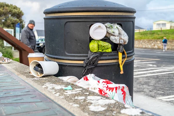 PORTNOO, COUNTY DONEGAL, IREAND - AUG2018 2020 년 8 월 18 일 : Dustbin is overfull during the pandemic — 스톡 사진