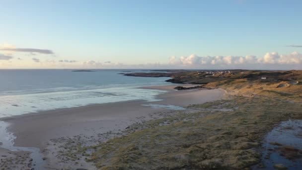 La costa tra la spiaggia della baia di Kiltoorish e la baia di Sheskinmore tra Ardara e Portnoo nel Donegal - Irlanda — Video Stock