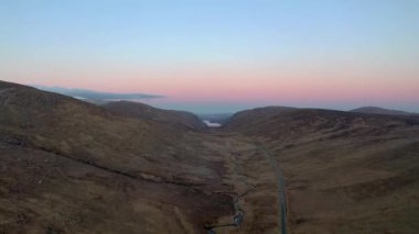 Gün batımında Glenveagh Ulusal Parkı 'nın havadan görünüşü - County Donegal - İrlanda