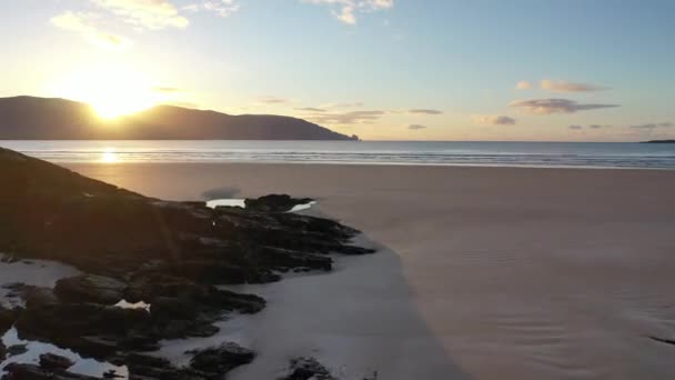 Kiltoorish Körfezi sahili ile Ardara ile Donegal 'deki Portnoo arasındaki Sheskinmore körfezi arasındaki kıyı - İrlanda — Stok video