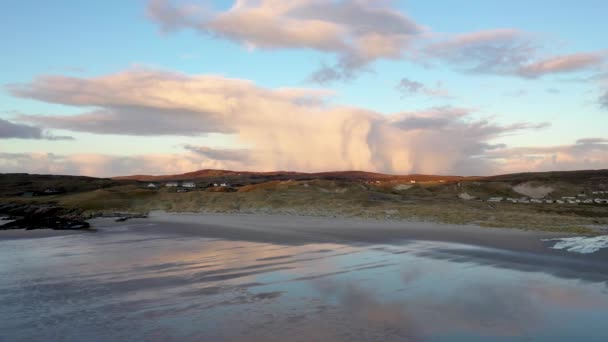 Kusten mellan Kiltoorish Bay Beach och Sheskinmore Bay mellan Ardara och Portnoo i Donegal - Irland — Stockvideo