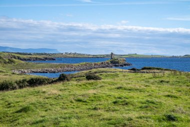 McSwynes Şatosu Donegal, İrlanda 'daki St Johns Point' te yer almaktadır.