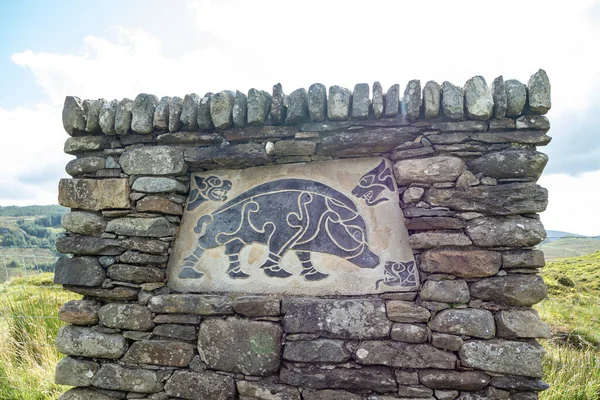 FINTOWN, IERLAND - NOVEMBER 03 2020: Het stenen monument kijkt uit over Lough Muck — Stockfoto