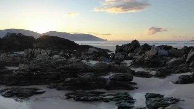 Kiltoorish Körfezi sahili ile Ardara ile Donegal 'deki Portnoo arasındaki Sheskinmore körfezi arasındaki kıyı - İrlanda