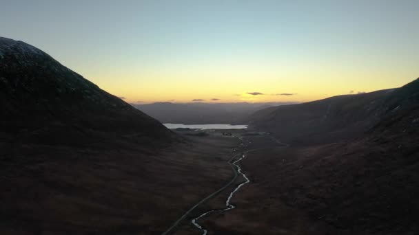 Gün batımında Glenveagh Ulusal Parkı 'nın havadan görünüşü - County Donegal - İrlanda — Stok video