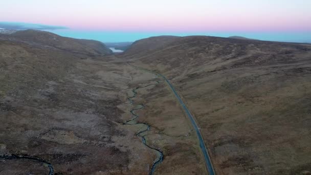 Letecký pohled na Glenveagh National Park při západu slunce - County Donegal - Irsko — Stock video