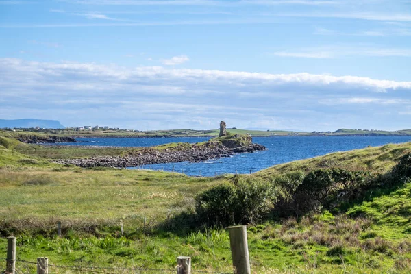 Hrad McSwynes se nachází na St Johns Point v hrabství Donegal - Irsko — Stock fotografie
