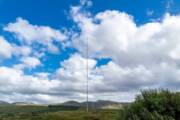 Utcai kilátás adótorony egy mezőgazdasági területen az ír felföldön Glenties megyei Donegal — Stock Fotó