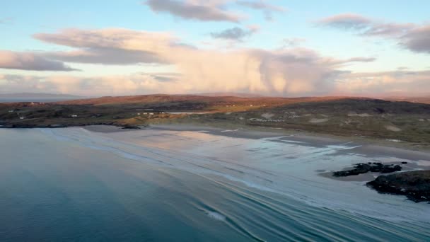 Берег між пляжем Кілтуріш і затокою Шескинмор між Ардарою і Портноо в Донегалі (Ірландія). — стокове відео