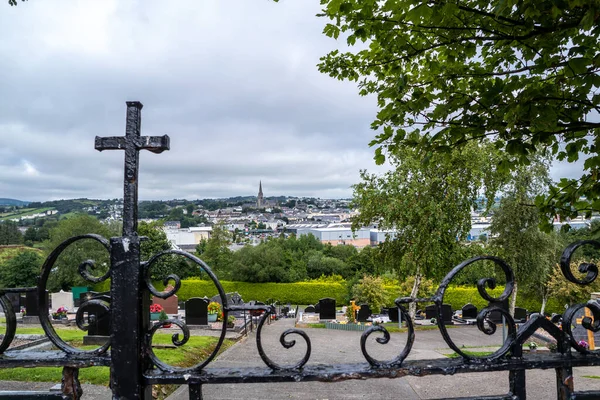 LETTERKENNY, IERLAND - AUGUST 12 2020: De begraafplaats kijkt uit over de stad — Stockfoto