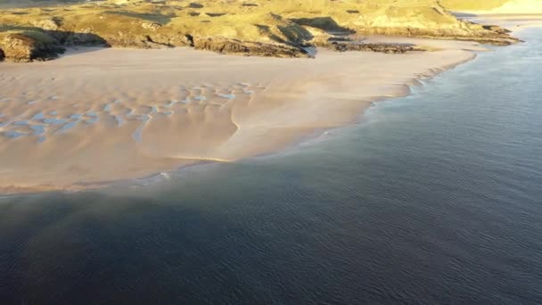 Kiltoorish Bay Beach és a Sheskinmore-öböl partja Ardara és Portnoo között Donegalban (Írország) — Stock videók