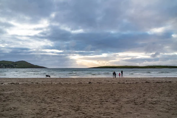 PORTNOO, COUNTY DONEGAL , IRELAND - AUGUST 18 2020: Folks enjoying Narin beach during the pandemic — Stock Photo, Image