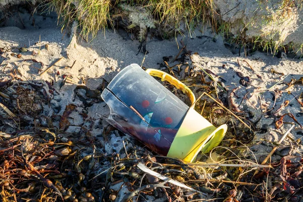 Rifiuti di plastica sulla spiaggia di Donegal in Irlanda — Foto Stock