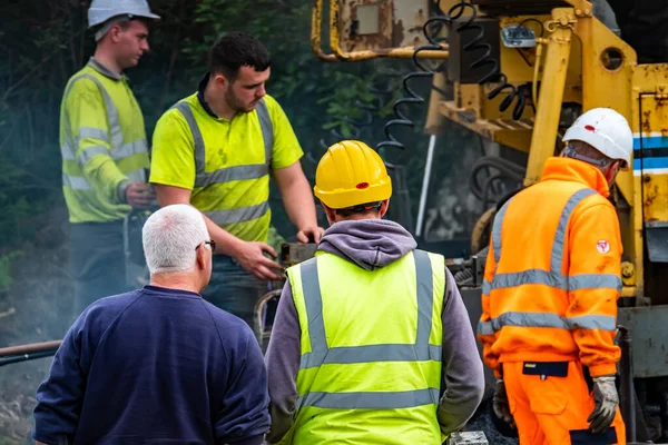 DONEGAL, IRELAND - JUNE 2020: 건설자 Covid 19 lockdown 이후 재개하는 동안 Asphalting paver 머신을 수리하려는 시도 — 스톡 사진