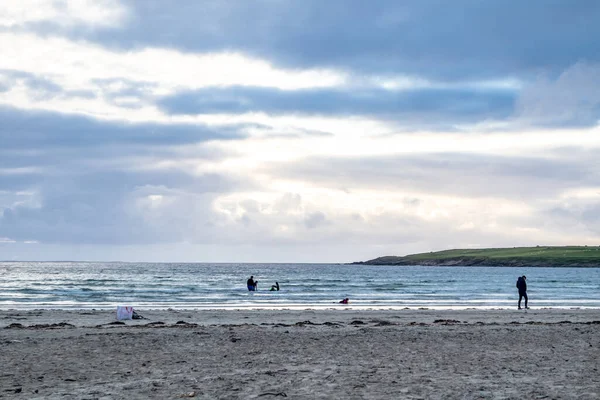 PORTNOO, CONDADO DE DONEGAL, IRLANDA - 18 DE AGOSTO DE 2020: Gente disfrutando de la playa de Narin durante la pandemia —  Fotos de Stock