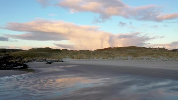 Pantai antara pantai Kiltoorish Bay dan teluk Sheskinmore antara Ardara dan Portnoo di Donegal-Irlandia — Stok Video