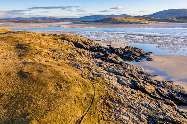La costa entre la playa de la bahía Kiltoorish y la bahía Sheskinmore entre Ardara y Portnoo en Donegal - Irlanda — Foto de Stock