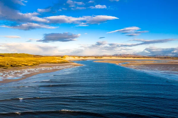 A costa entre a praia da baía de Kiltoorish e a baía de Sheskinmore entre Ardara e Portnoo em Donegal - Irlanda — Fotografia de Stock