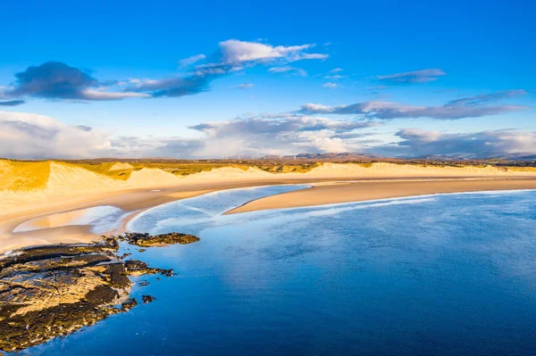 Pobřeží mezi pláží Kiltoorish Bay a zálivem Sheskinmore mezi městy Ardara a Portnoo v Donegalu - Irsku — Stock fotografie