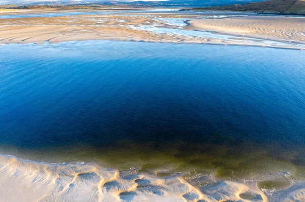 Kiltoorish Körfezi sahili ile Ardara ile Donegal 'deki Portnoo arasındaki Sheskinmore körfezi arasındaki kıyı - İrlanda — Stok fotoğraf