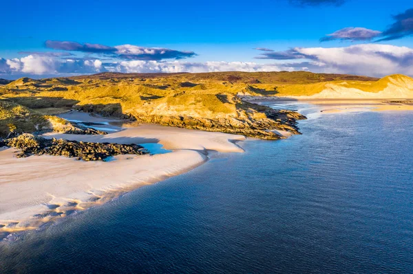 A costa entre a praia da baía de Kiltoorish e a baía de Sheskinmore entre Ardara e Portnoo em Donegal - Irlanda — Fotografia de Stock