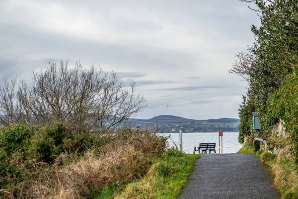 Pobřežní cesta mezi Buncrana v hrabství Donegal a záchranný člun stanice — Stock fotografie