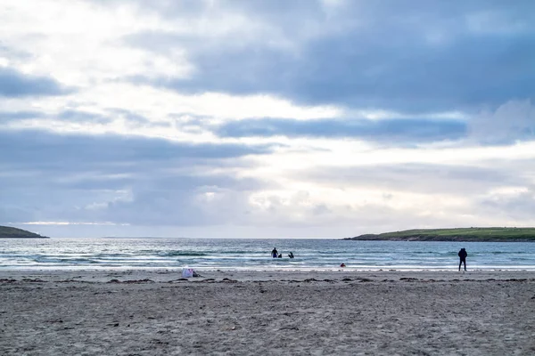 PORTNOO, COUNTY DONEGAL, IRLANDA - 18 AGOSTO 2020: Gente che si gode la spiaggia di Narin durante la pandemia — Foto Stock