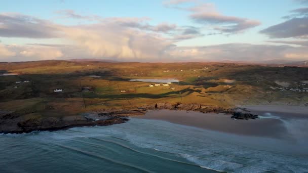 Kusten mellan Kiltoorish Bay Beach och Sheskinmore Bay mellan Ardara och Portnoo i Donegal - Irland — Stockvideo