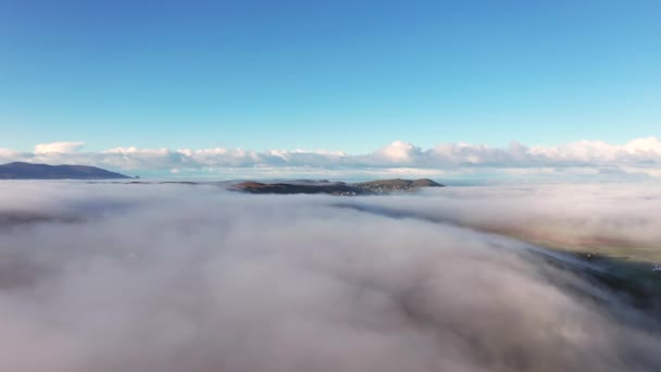 Sobre las nubes en Portnoo en el Condado de Donegal con niebla - Irlanda — Vídeo de stock