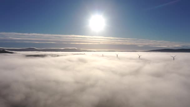 Acima das nuvens em Bonny Glen no Condado de Donegal com nevoeiro Irlanda — Vídeo de Stock