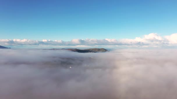 Au-dessus des nuages à Portnoo dans le comté de Donegal avec brouillard - Irlande — Video