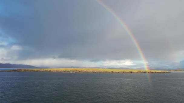 Vista aérea de un arco iris sobre el Océano Atlántico en Donegal - Irlanda — Vídeos de Stock