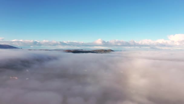 Au-dessus des nuages à Portnoo dans le comté de Donegal avec brouillard - Irlande — Video