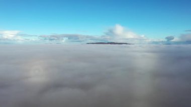 Donegal İlçesi Portnoo 'da bulutların üzerinde, sisli İrlanda...