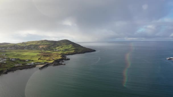 Letecký pohled na Portnoo, když prší v hrabství Donegal, Irsko. — Stock video