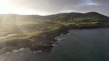 İrlanda 'nın Donegal ilçesinde yağmur yağarken Portnoo' nun hava manzarası