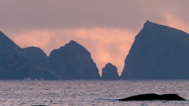 As rochas na costa entre Rosbeg e Glencolumbkille no Condado de Donegal - Irlanda. — Vídeo de Stock
