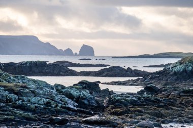 Donegal, İrlanda 'da Rosbeg ve Glencolumbkille arasındaki kıyı şeridindeki kayalar.