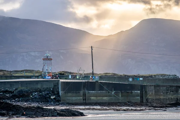 As rochas na costa entre Rosbeg e Glencolumbkille no Condado de Donegal - Irlanda. — Fotografia de Stock