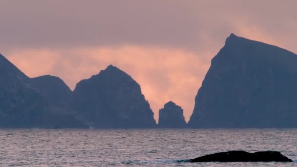 Die Felsen an der Küste zwischen Rosbeg und Glencolumbkille in der Grafschaft Donegal - Irland. — Stockvideo