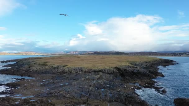 Vista aérea de un arco iris sobre el Océano Atlántico e Inishkeel por Portnoo en Donegal - Irlanda — Vídeos de Stock