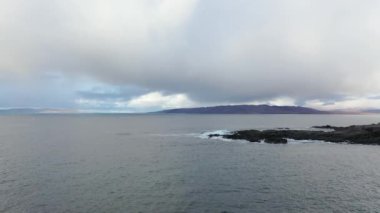 Atlantik Okyanusu 'nun üzerinde gökkuşağı manzarası ve Donegal' de Portnoo 'dan Inishkeel - İrlanda