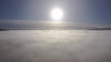 Bulutların üstünde Bonny Glen 'de County Donegal' de sisli bir şekilde