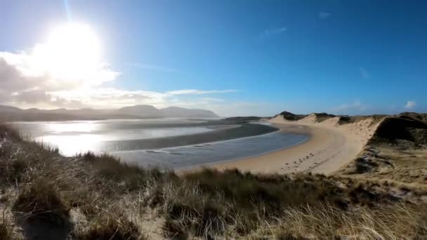 La costa entre la playa de la bahía Kiltoorish y la bahía Sheskinmore entre Ardara y Portnoo en Donegal - Irlanda — Vídeos de Stock