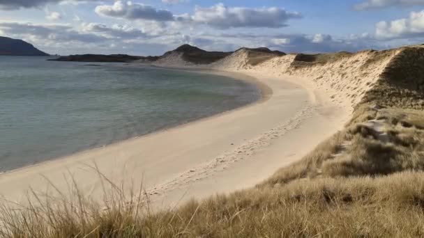 La costa entre la playa de la bahía Kiltoorish y la bahía Sheskinmore entre Ardara y Portnoo en Donegal - Irlanda — Vídeos de Stock