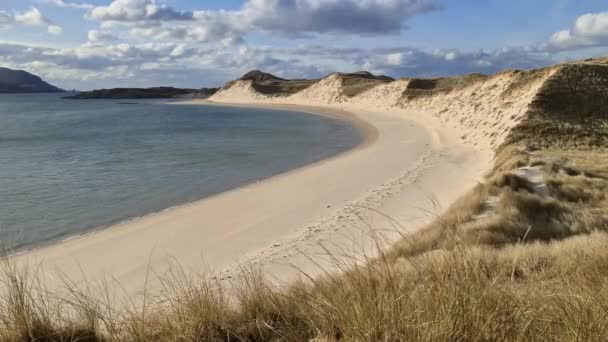 Kiltoorish Körfezi sahili ile Ardara ile Donegal 'deki Portnoo arasındaki Sheskinmore körfezi arasındaki kıyı - İrlanda — Stok video