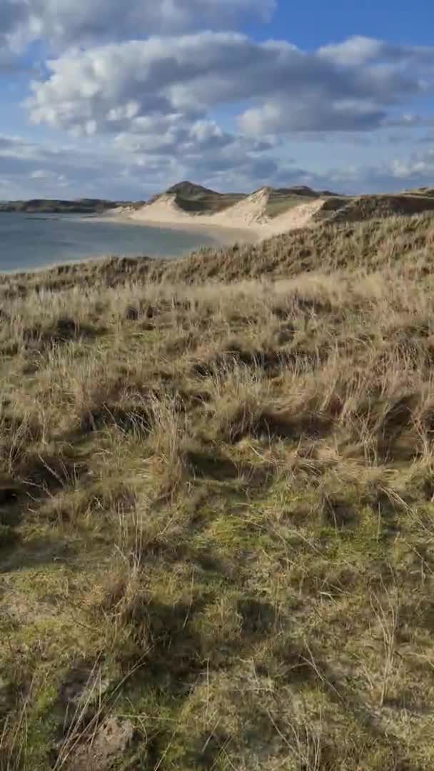 Kiltoorish Körfezi sahili ile Ardara ile Donegal 'deki Portnoo arasındaki Sheskinmore körfezi arasındaki kıyı - İrlanda — Stok video