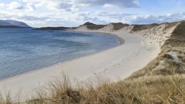 La costa tra la spiaggia della baia di Kiltoorish e la baia di Sheskinmore tra Ardara e Portnoo nel Donegal - Irlanda — Video Stock