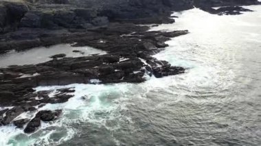 Donegal İlçesi 'ndeki Dawros kıyı şeridinin havadan görüntüsü - İrlanda